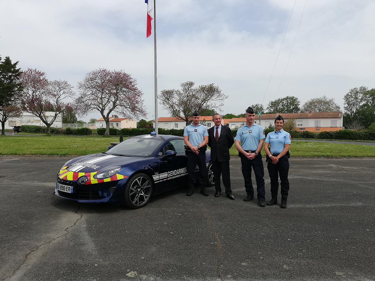 Charente-Maritime : la gendarmerie reçoit sa Renault Alpine A110, une  voiture ultra rapide - France Bleu